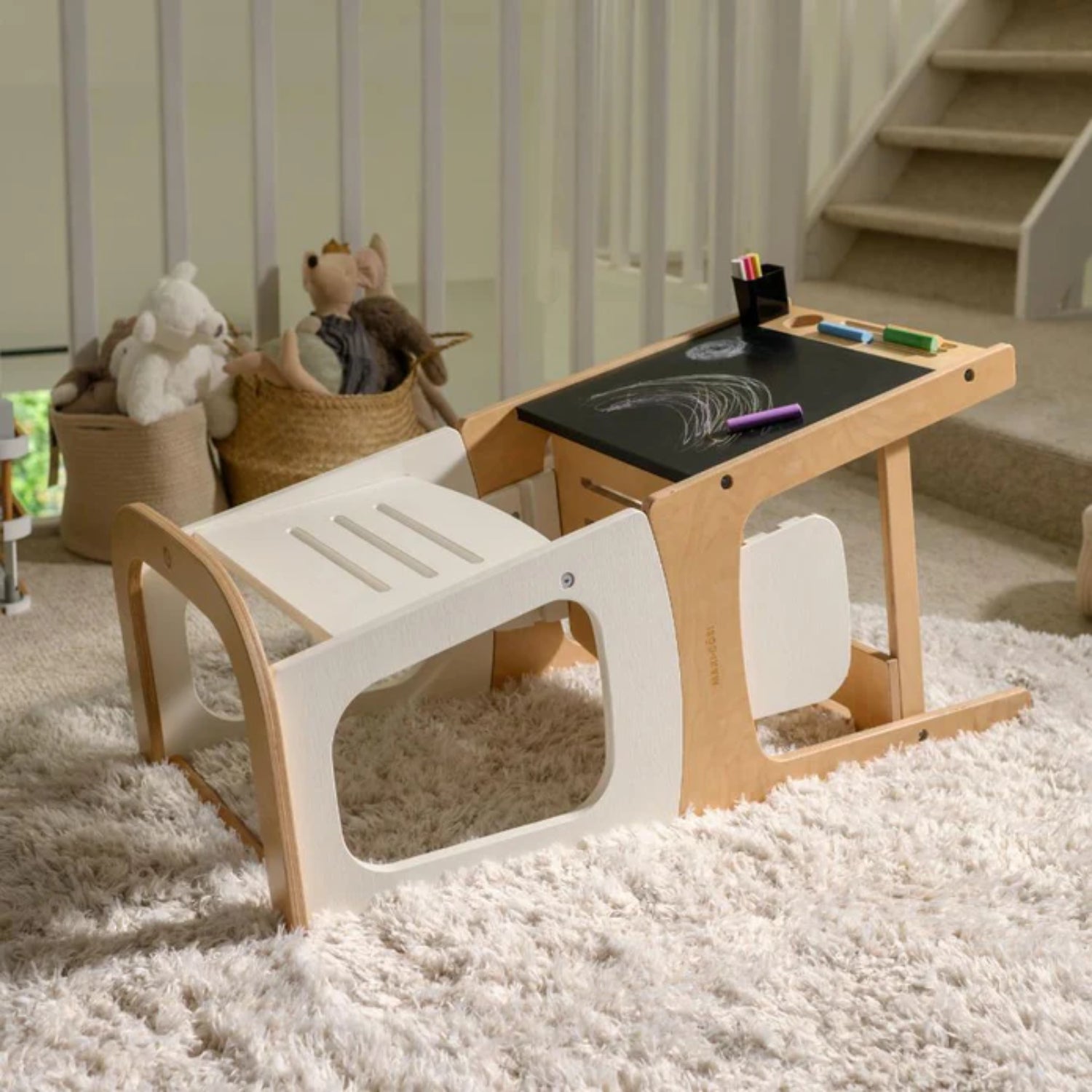 Silla infantil de madera clara, vista lateral con dibujos en la superficie