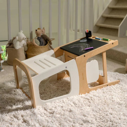 Silla infantil de madera clara, vista lateral con dibujos en la superficie