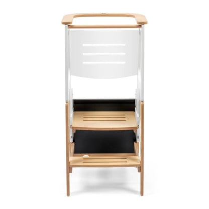 Silla MAXI COSI blanca con detalles en madera, vista frontal en ambiente minimalista