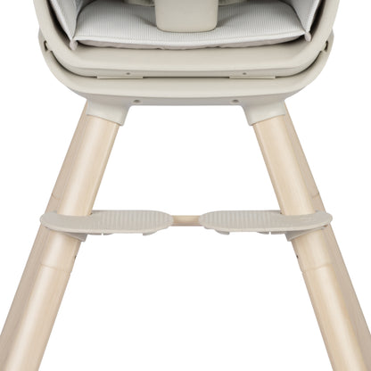 Silla de comer gris de MAXI COSI, vista frontal con patas de madera