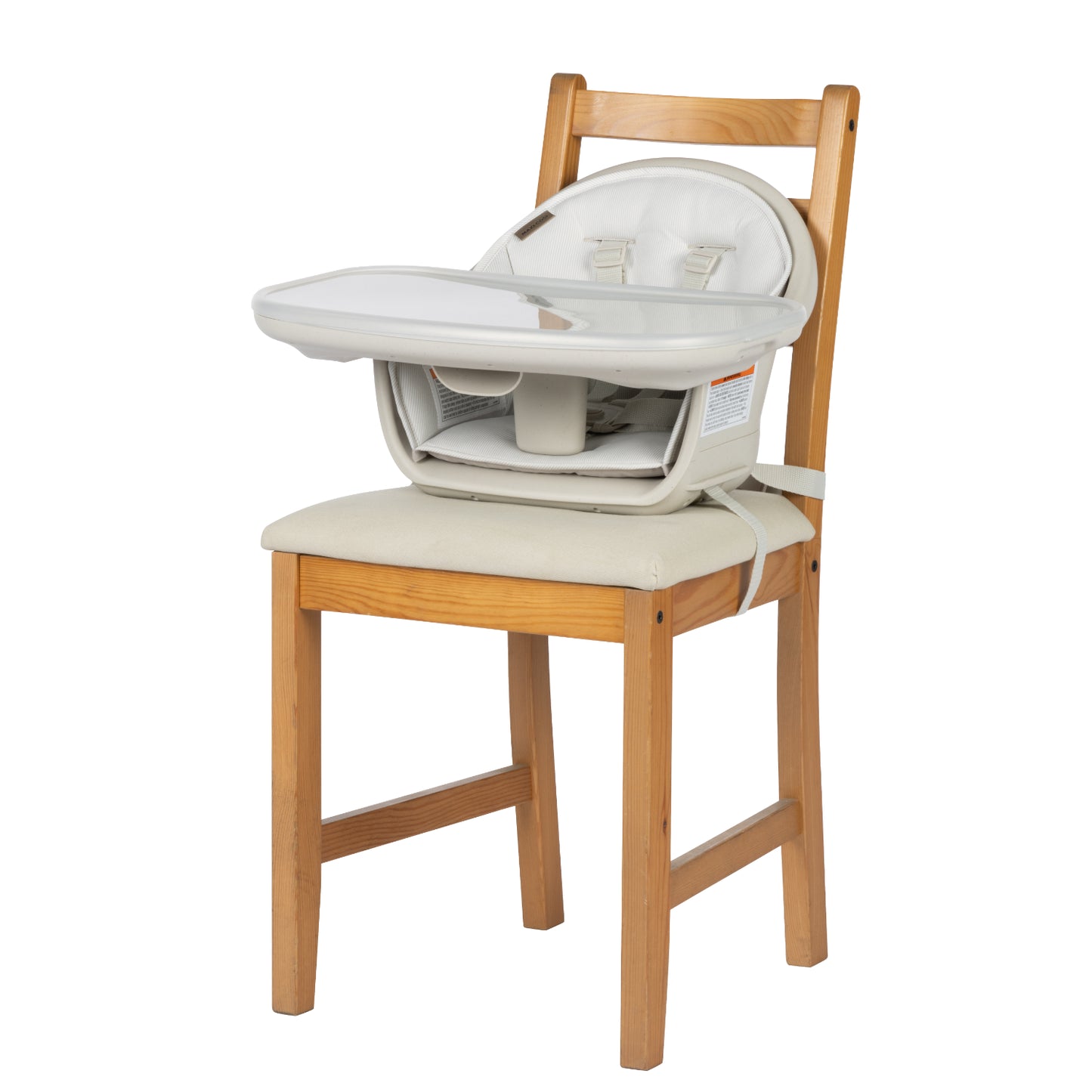 Silla de comer MAXI COSI blanca, vista lateral, montada en silla de madera.