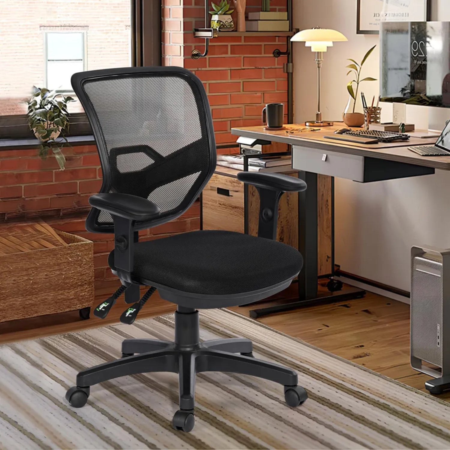 Silla de escritorio con respaldo de malla negra y soporte ergonómico para mayor comodidad en el trabajo