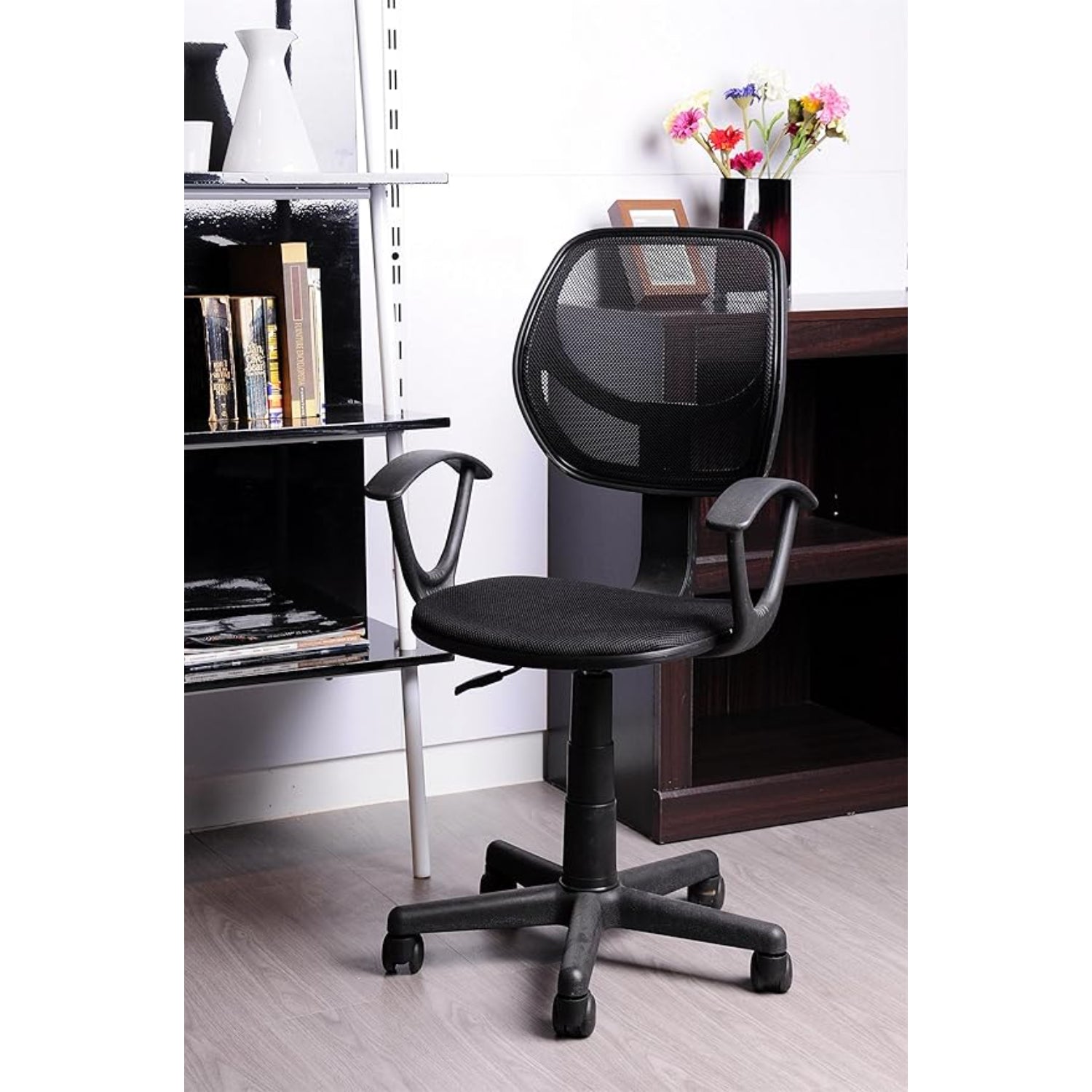 silla de escritorio con respaldo de malla negra, vista frontal en oficina moderna