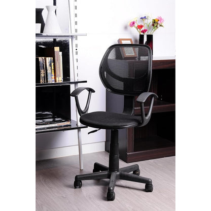 silla de escritorio con respaldo de malla negra, vista frontal en oficina moderna