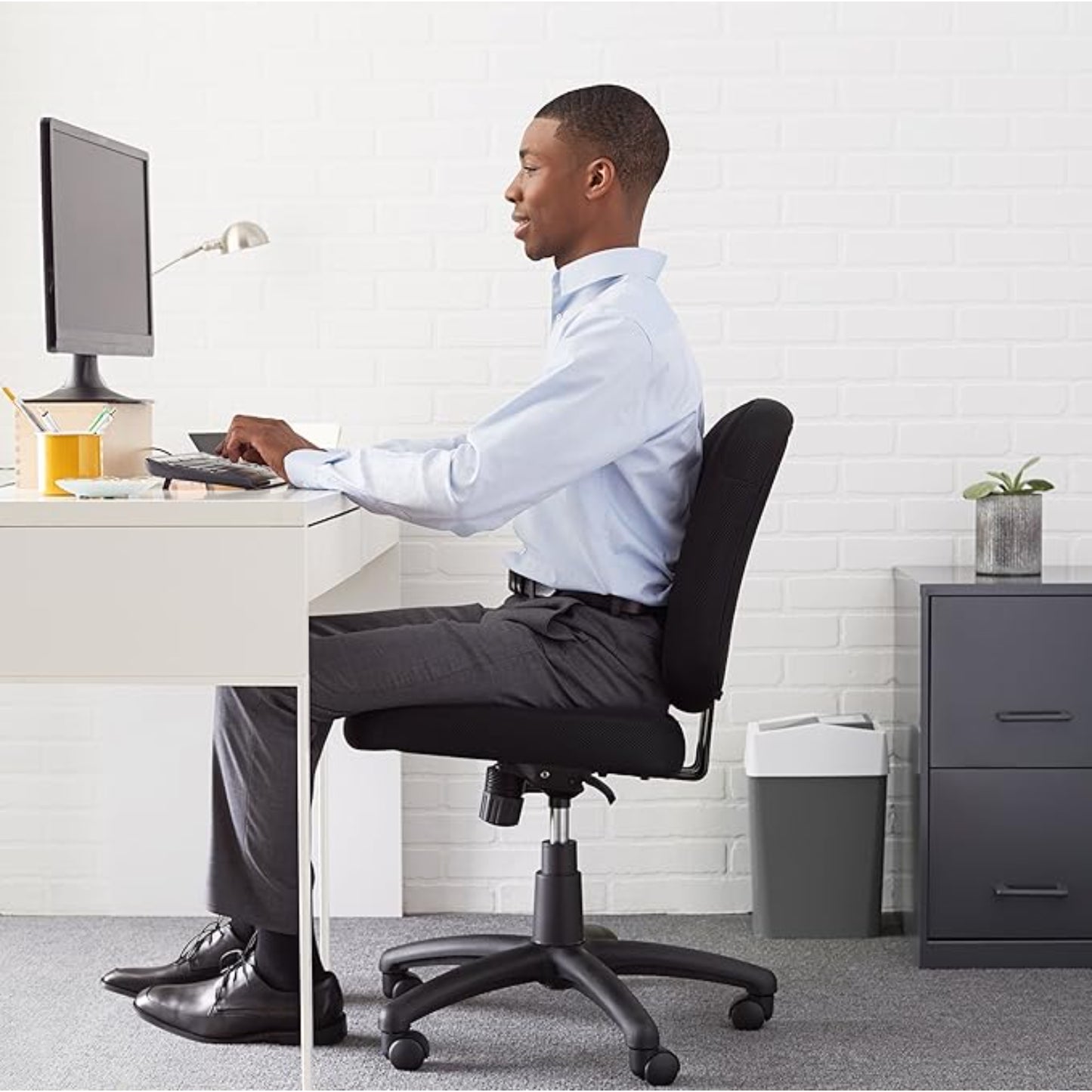 silla de oficina sin brazos negra lateral, oficina moderna con escritorio
