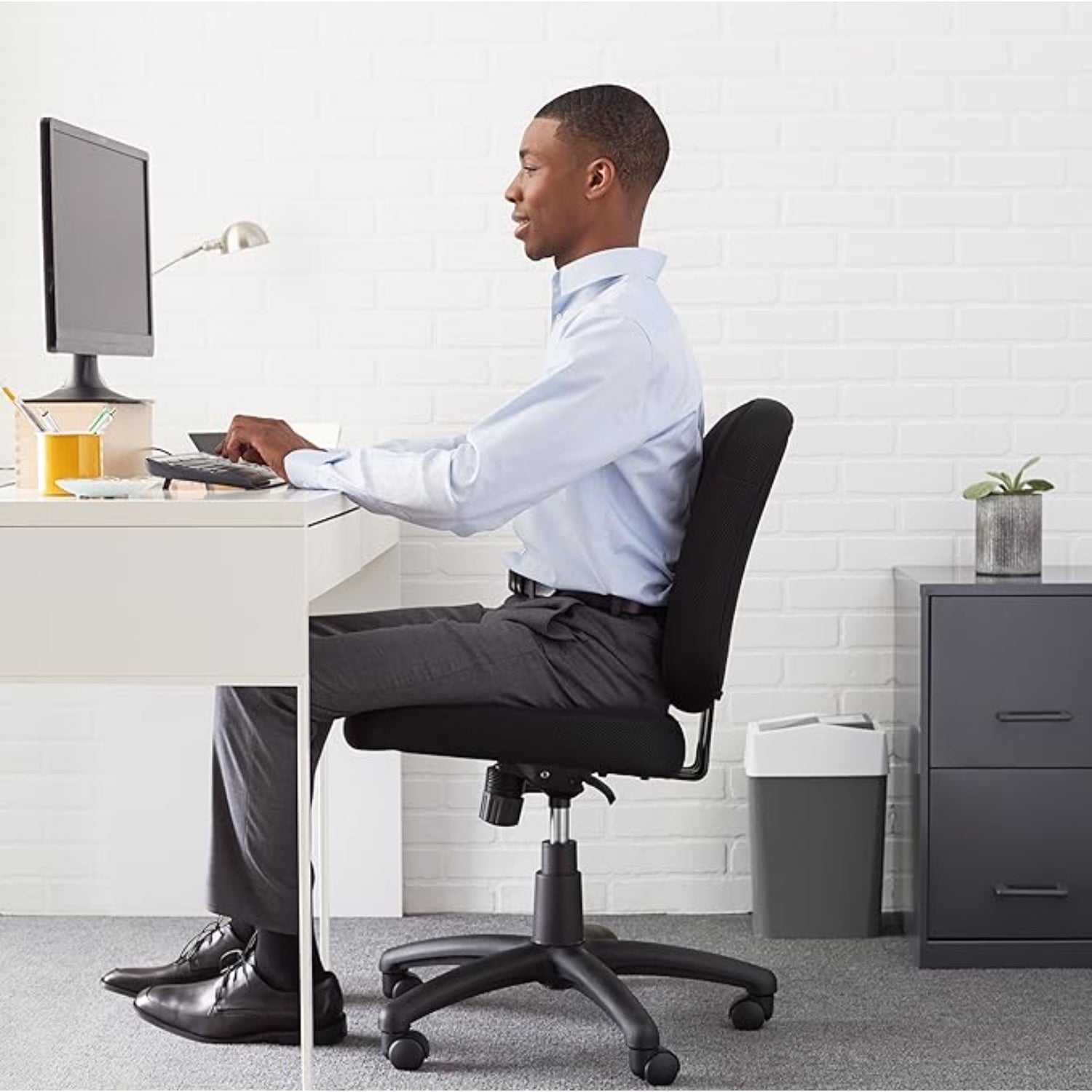 silla de oficina sin brazos negra lateral, oficina moderna con escritorio