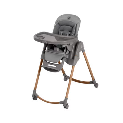 Silla Maxi Cosi gris con mesa, vista frontal, ideal para la alimentación infantil