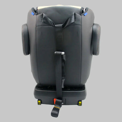 Silla negra para auto vista trasera, diseñada para seguridad infantil