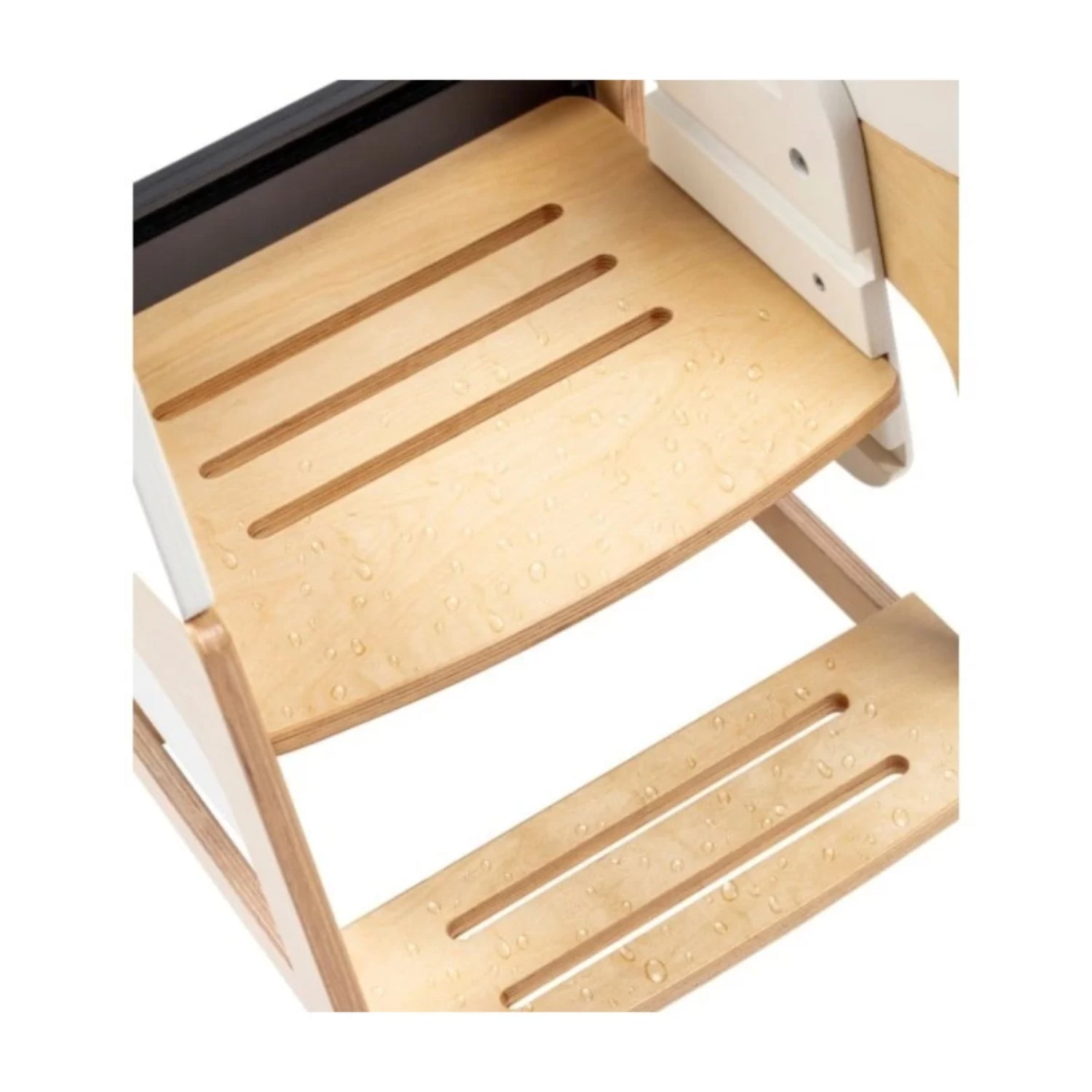 Silla blanca con detalles de madera, vista de arriba con gotas de agua