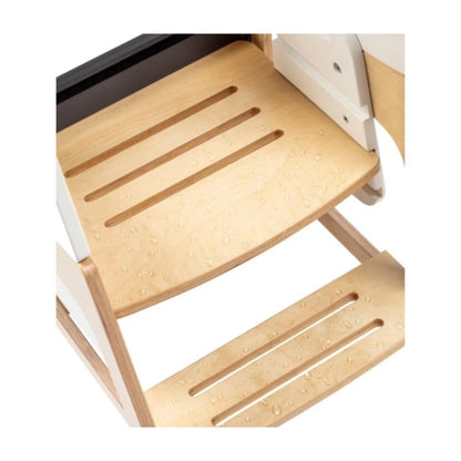 Silla blanca con detalles de madera, vista de arriba con gotas de agua