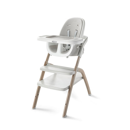 Silla para comer de bebé gris clara, vista frontal y contexto de uso infantil