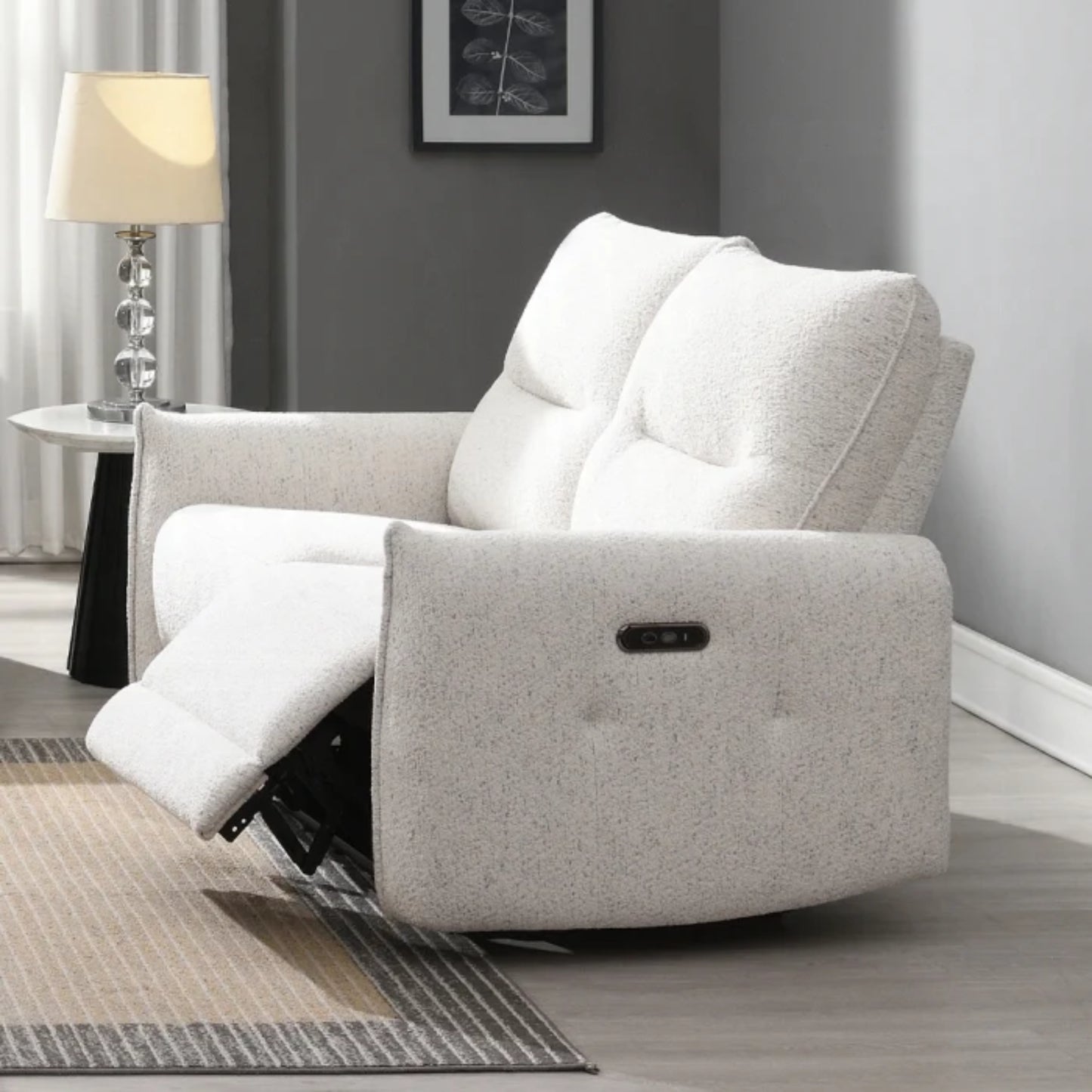 Sillón reclinable blanco, vista lateral en sala moderna