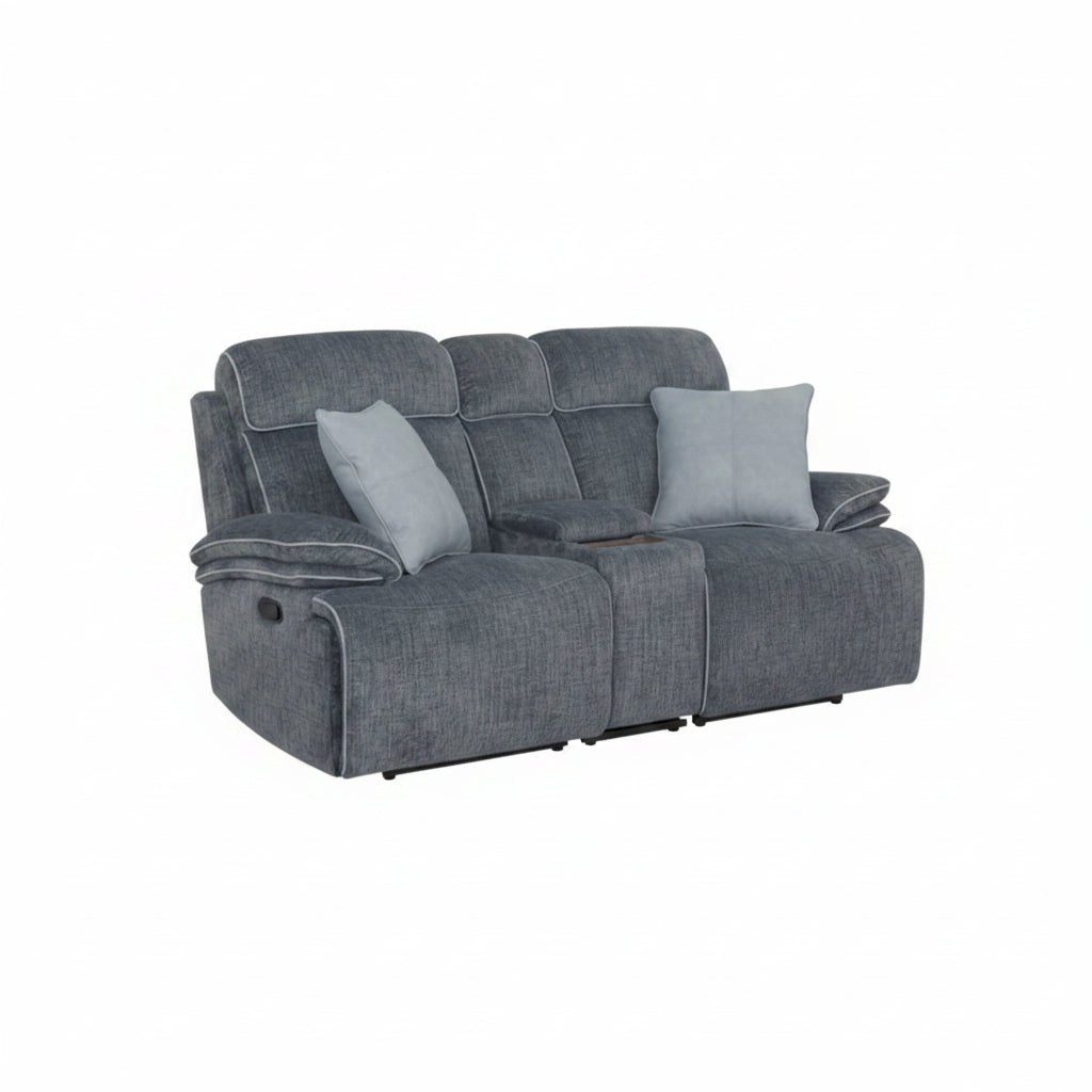Sillón gris con reposabrazos y cojines, vista frontal en sala de estar