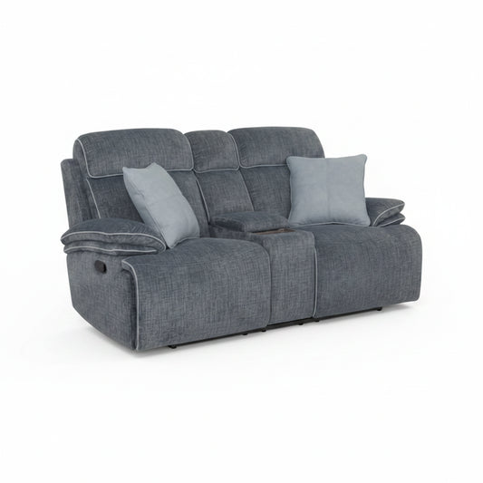 Sillón reclinable gris con dos cojines, vista frontal en sala de estar