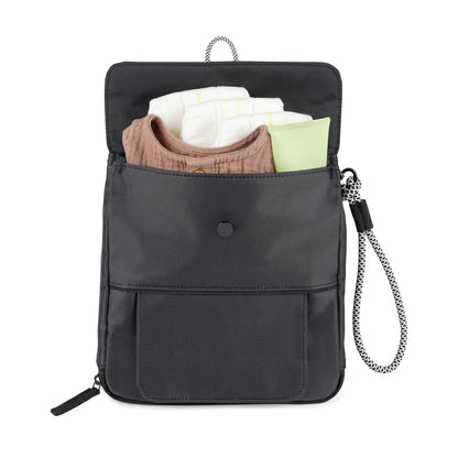 Cambiador negro SKIP*HOP con compartimento para artículos esenciales