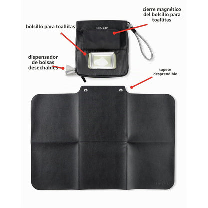 Cambiador negro SKIP*HOP, plegable con bolsillo y dispensador para toallitas