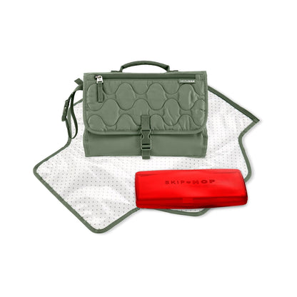 Cambiador portátil SKIP*HOP verde con superficie blanca, fondo plano