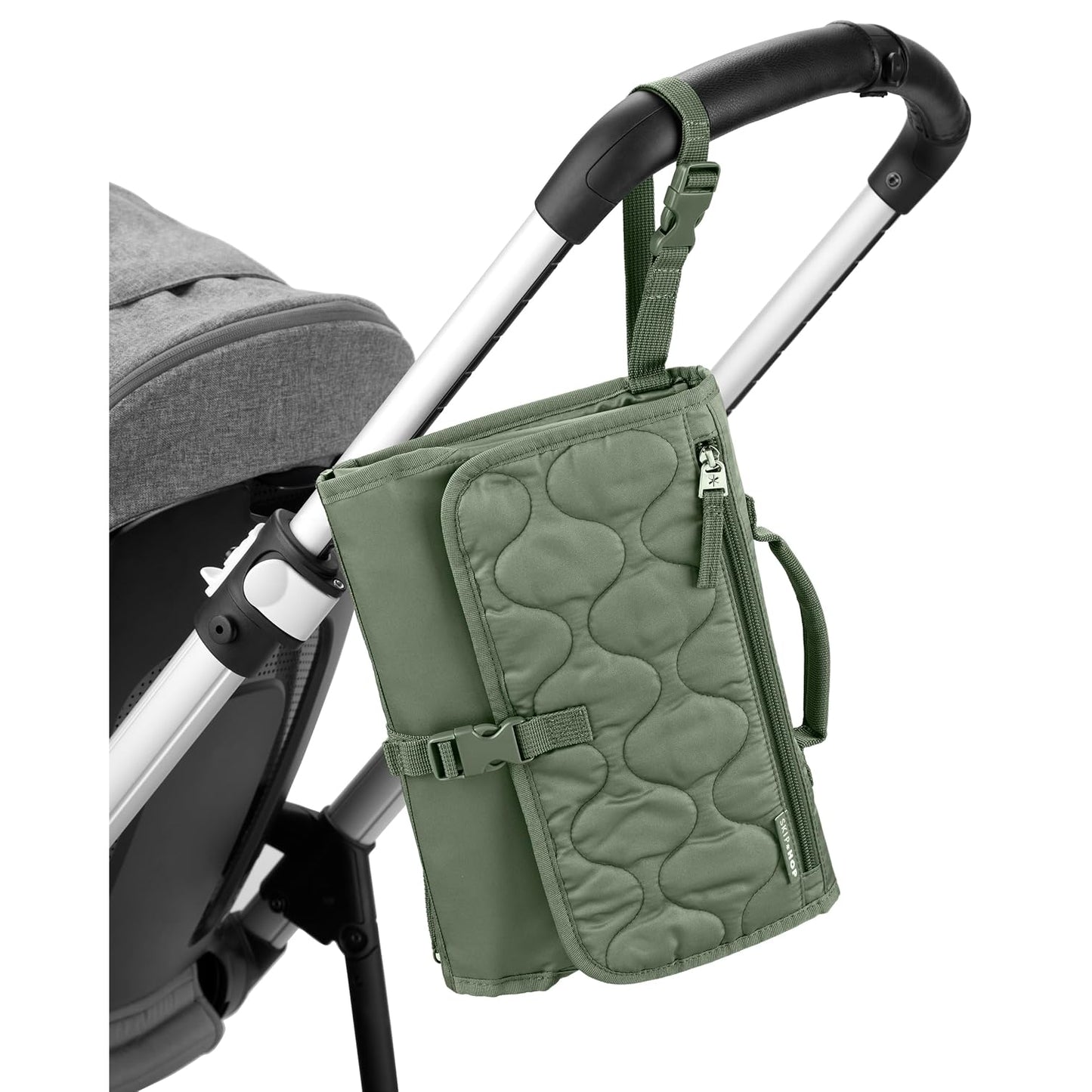 cambiador portátil verde de SKIP*HOP, acoplado a carrito de bebé