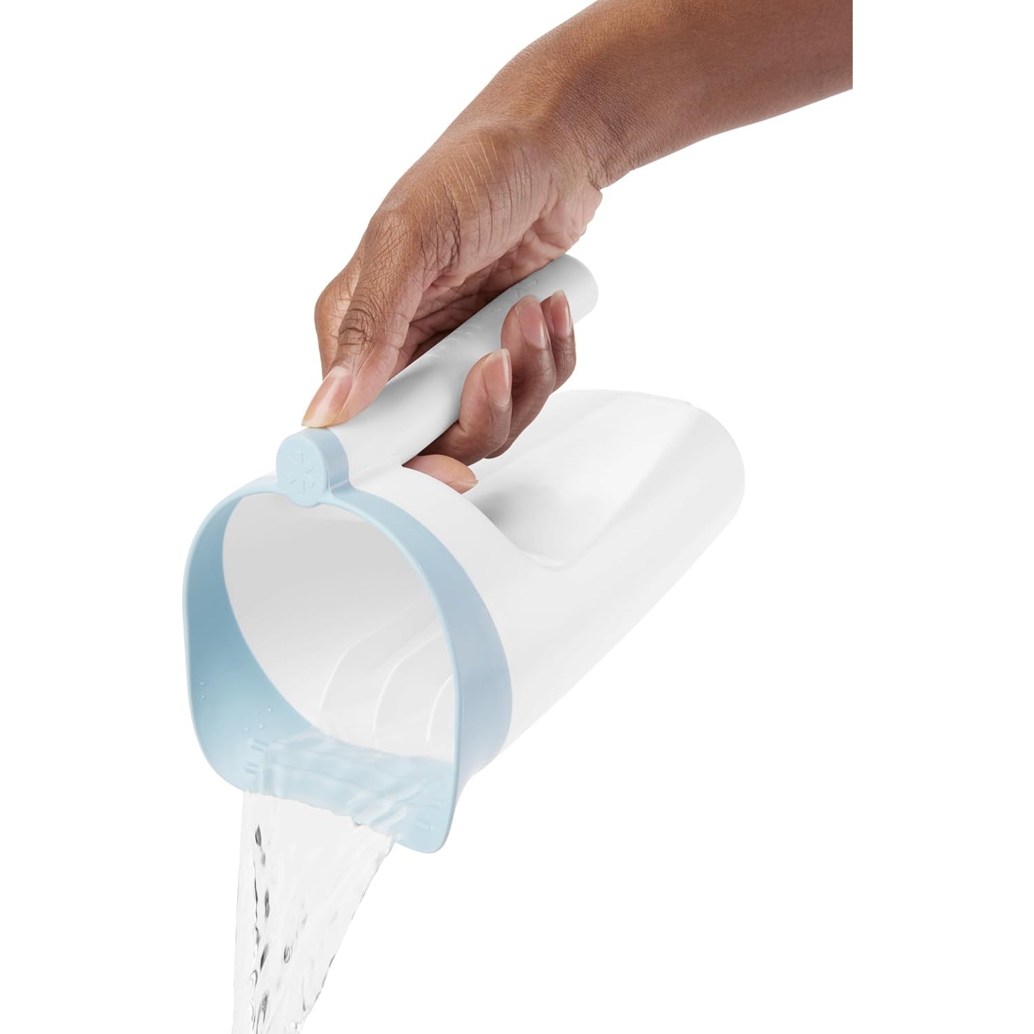 Jarra para verter agua blanca y azul, vista lateral en uso