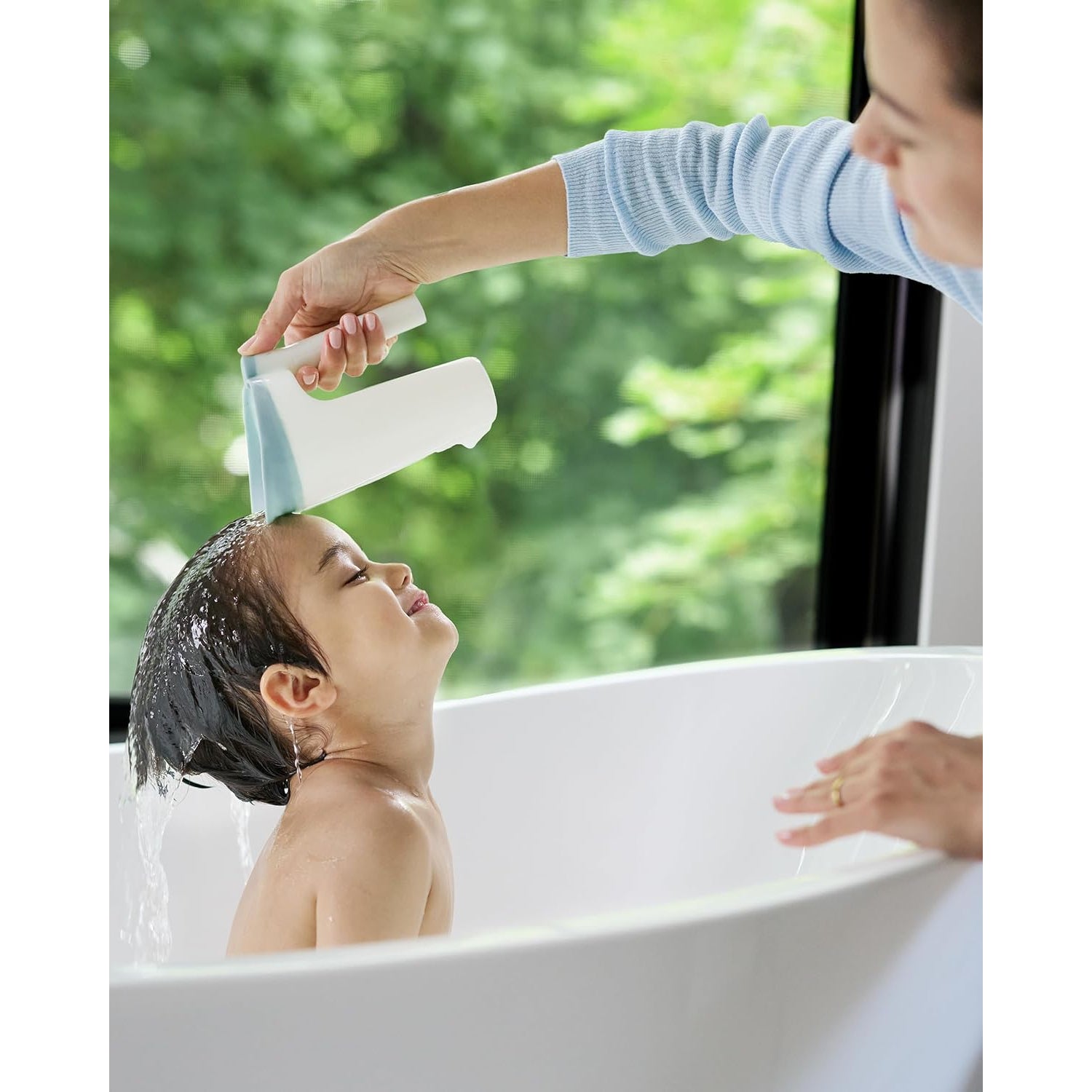 Juguete de baño SKIP*HOP para niños, en uso durante el baño