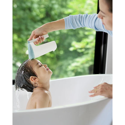 Juguete de baño SKIP*HOP para niños, en uso durante el baño