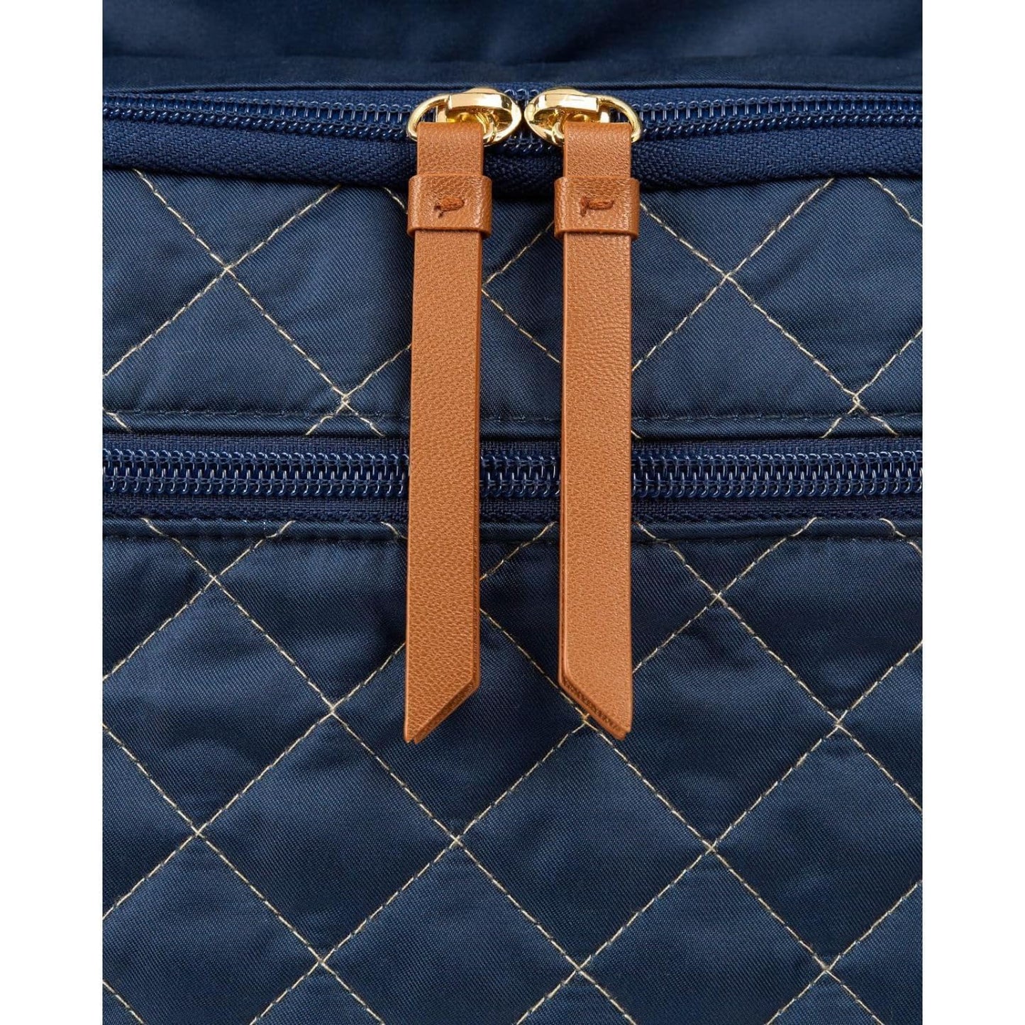 Mochila azul SKIP*HOP, vista frontal con cremalleras de diseño elegante