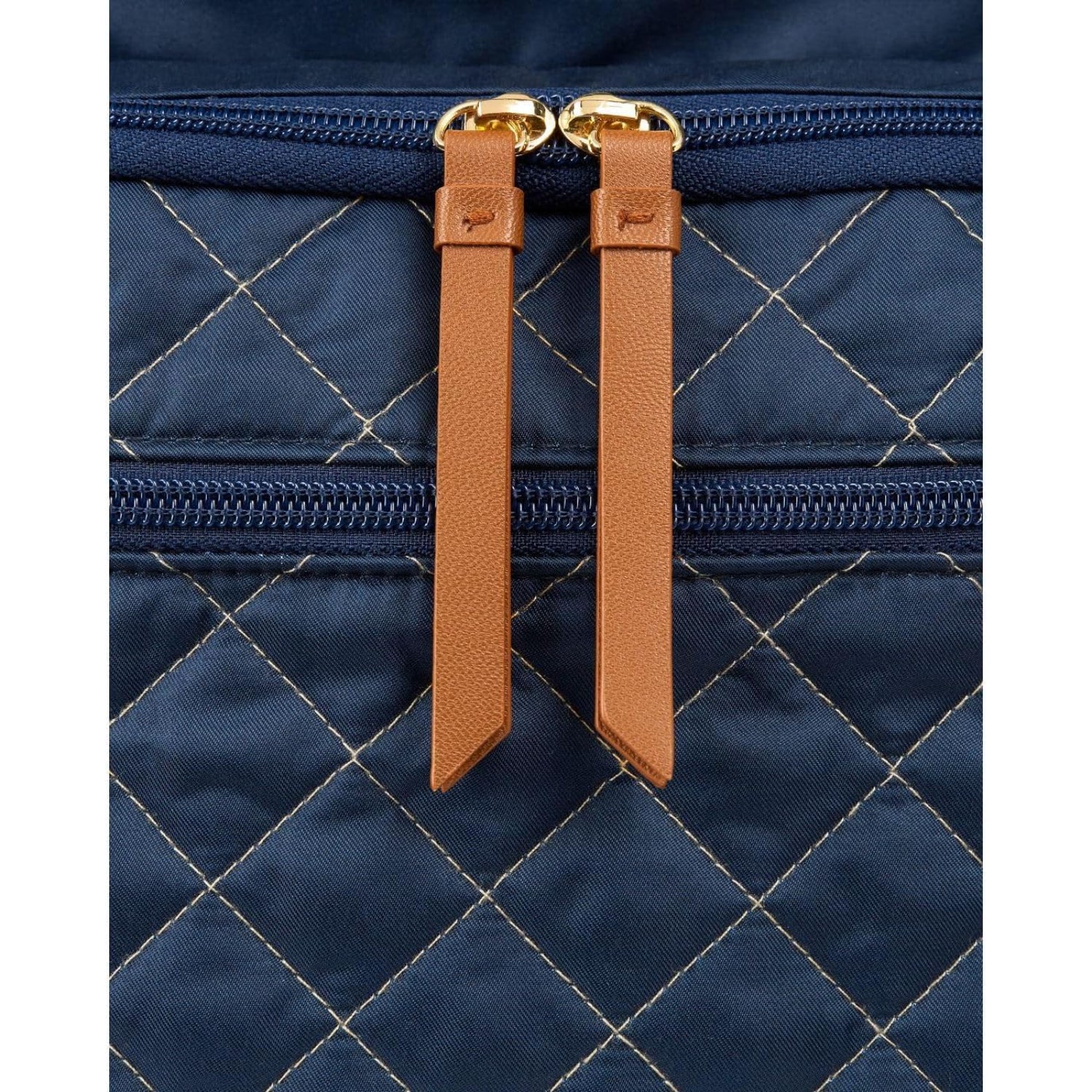 Mochila azul SKIP*HOP, vista frontal con cremalleras de diseño elegante