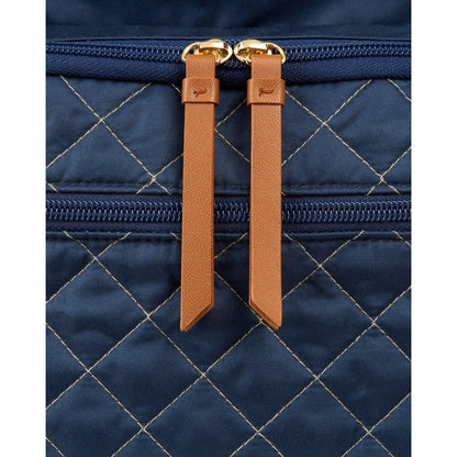 Mochila azul SKIP*HOP, vista frontal con cremalleras de diseño elegante