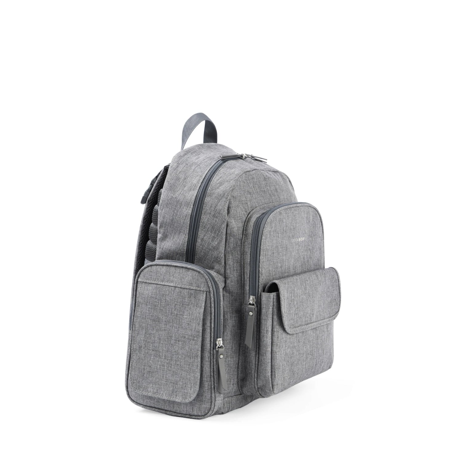 mochila gris SKIP*HOP lateral, ideal para padres y viajes