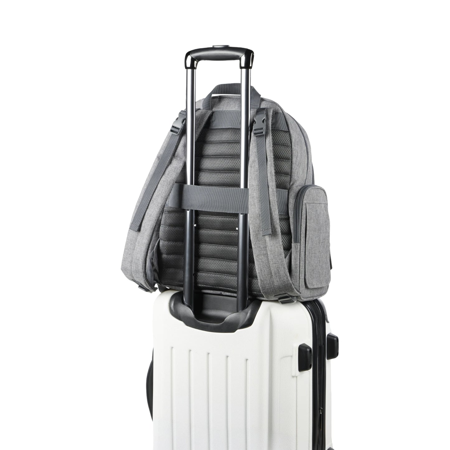 Mochila gris SKIP*HOP colocada sobre maleta blanca, vista frontal