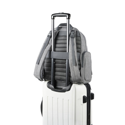 Mochila gris SKIP*HOP colocada sobre maleta blanca, vista frontal