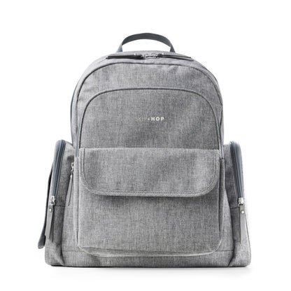 Mochila gris SKIP*HOP, vista frontal, ideal para padres y niños