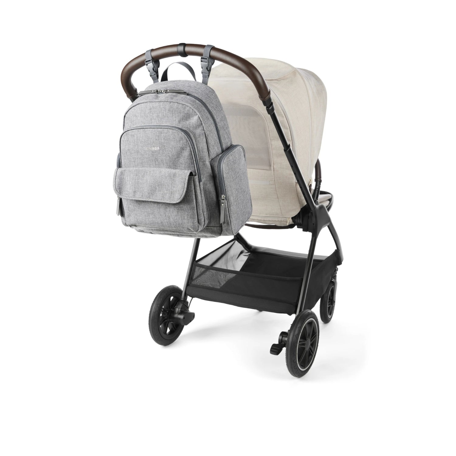 mochila gris SKIP*HOP en carrito de bebé, vista trasera