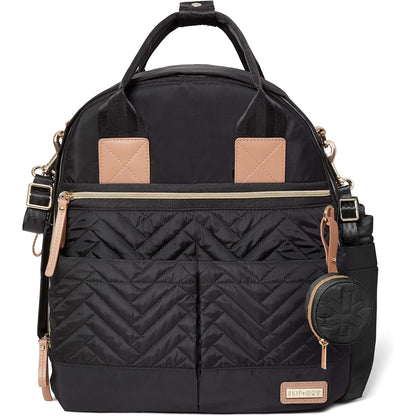 Mochila negra SKIP*HOP vista frontal, ideal para uso diario y funcional