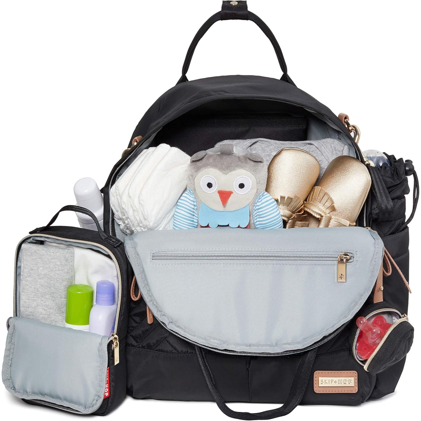 Mochila negra SKIP*HOP con compartimentos organizadores y juguetes para bebés