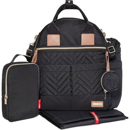 Mochila SKIP*HOP negra vista frontal con bolsillos y accesorios incluidos