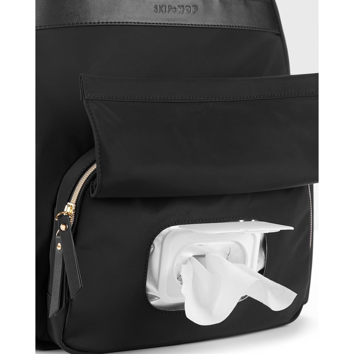 Mochila negra SKIP*HOP con bolsillo para toallitas, vista lateral