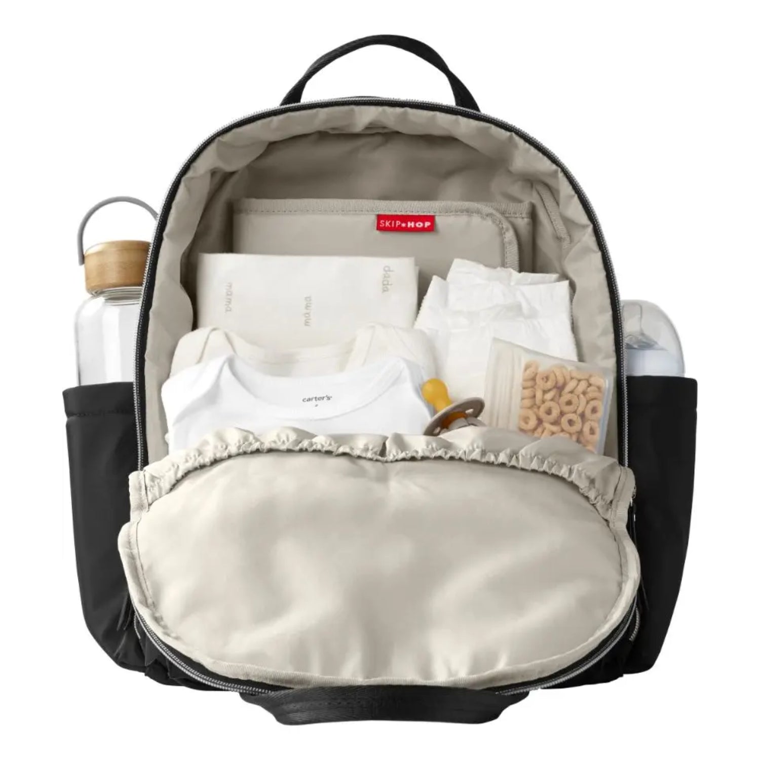 Mochila negra SKIP*HOP con compartimento interior amplio y organización para accesorios