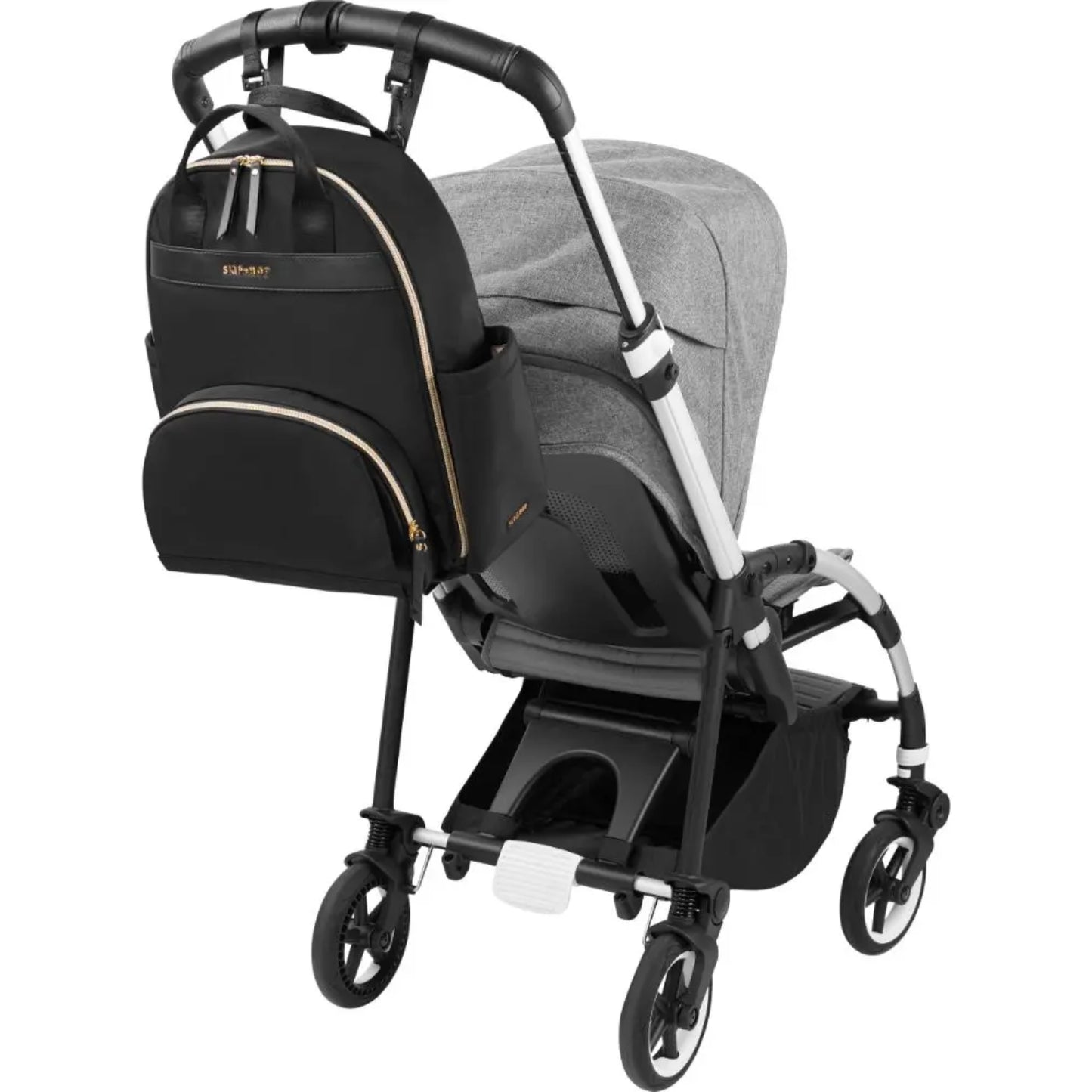 Mochila negra SKIP*HOP en cochecito, vista lateral con amplia capacidad de almacenamiento