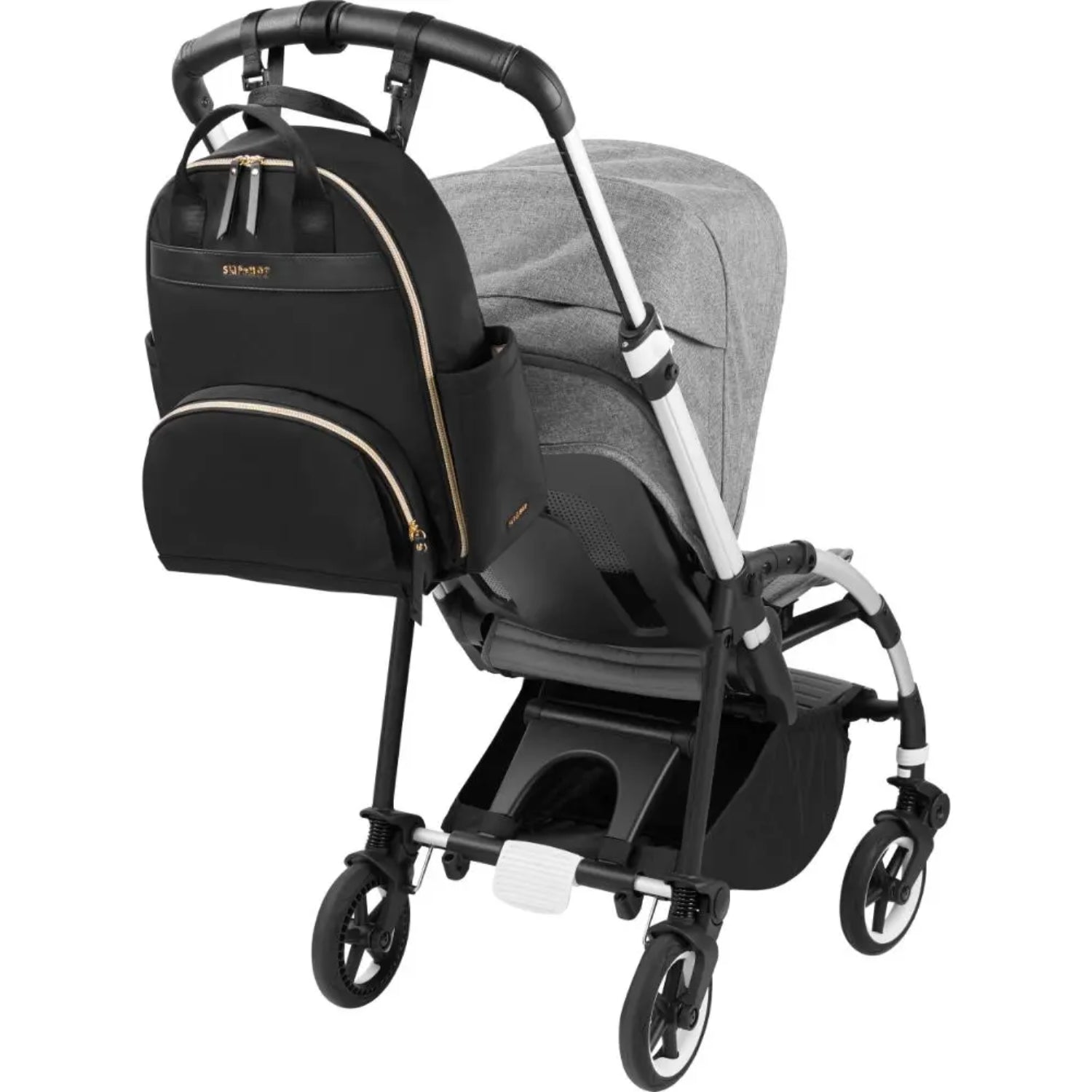 Mochila negra SKIP*HOP en cochecito, vista lateral con amplia capacidad de almacenamiento