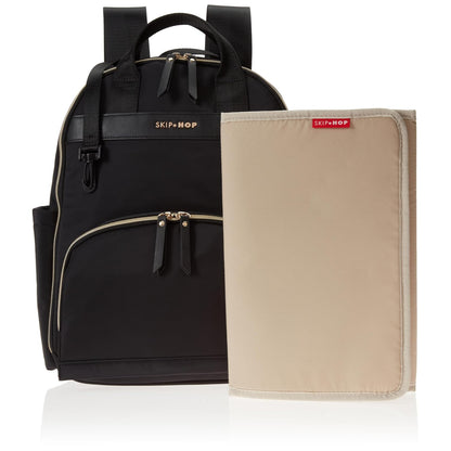 Mochila negra SKIP*HOP con cambiador beige, vista frontal