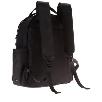 Mochila negra SKIP*HOP vista trasera, ideal para uso diario y fácil transporte