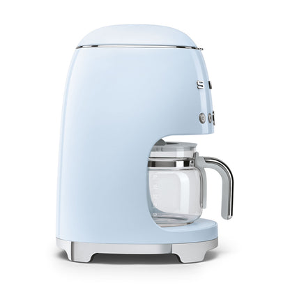 Cafetera SMEG azul claro lateral con jarra de vidrio y diseño retro