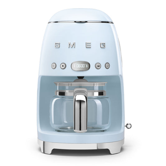 Cafetera azul Smeg frontal con jarra de vidrio y panel digital