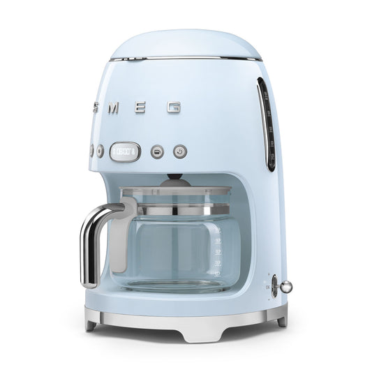 Cafetera SMEG azul clara, vista lateral, ideal para preparar café en casa