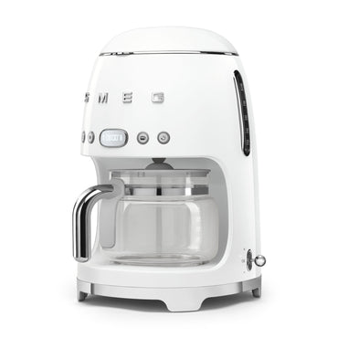 Cafetera blanca SMEG, vista lateral, diseño vintage en cocina moderna