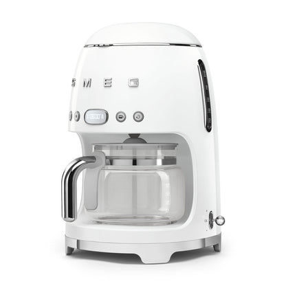 Cafetera blanca SMEG, vista lateral, diseño vintage en cocina moderna