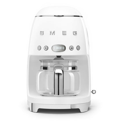 Cafetera blanca SMEG frontal, cocina moderna, diseño retro y elegante