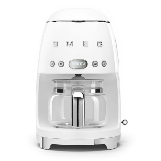 Cafetera blanca SMEG frontal, cocina moderna, diseño retro y elegante