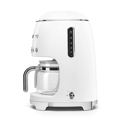 Cafetera blanca SMEG lateral, diseño elegante en cocina moderna